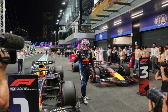 Verstappen conquistou a pole position pela primeira vez no Grande Prêmio da Arábia Saudita       -  (crédito: Guiseppe Cacace/AFP)