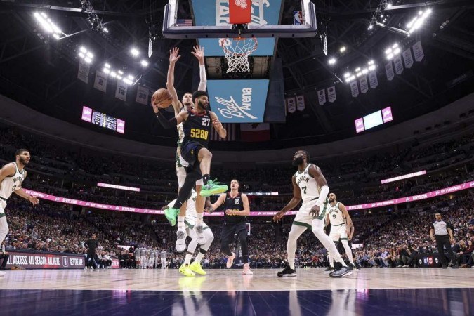 Jamal Murray, o camisa 27 do Denver Nuggets, em passe de bola durante o jogo contra o Boston Celtics na Ball Arena, na quinta-feira (7/3) -  (crédito: Brendall O'Banon / Clarkson Creati / GETTY IMAGES NORTH AMERICA / Getty Images via AFP)