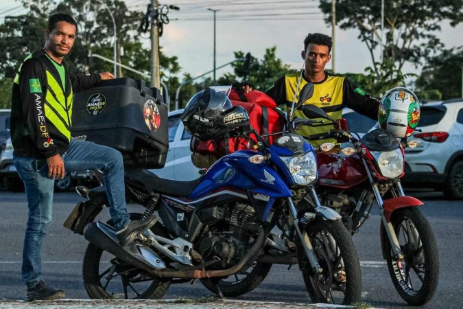 Há 30 mil motoboys em atividade e uma de suas preocupações é o trânsito. Na foto, Alessandro da Conceição (E) e Wesley Santos -  (crédito:  Kayo Magalhães/CB/D.A Press)