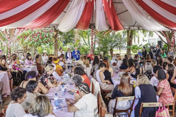 O evento em alusão ao Dia Internacional da Mulher ocorreu em restaurante da Vila Planalto, com a presença de ministras e servidoras federais -  (crédito: Ricardo Stuckert / PR)