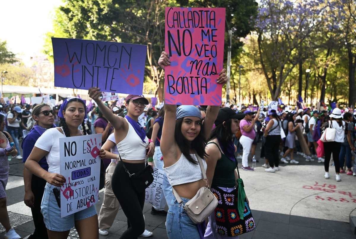 Homem é detido após agredir mulheres em protesto no México 