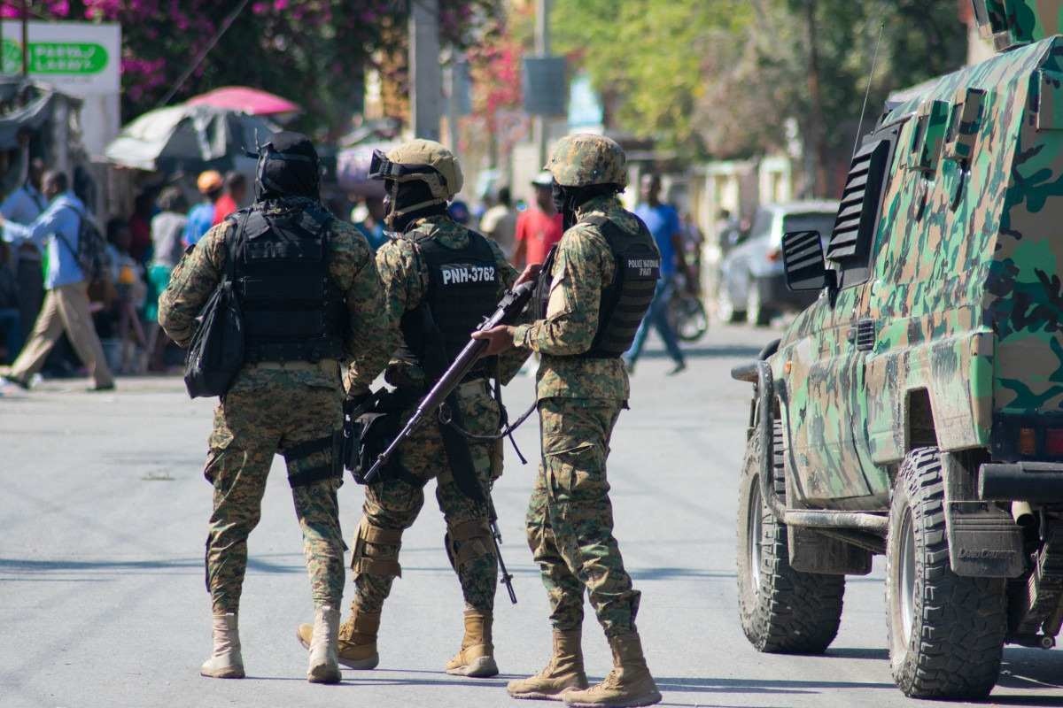 Policiais haitianos posicionados em Porto Príncipe