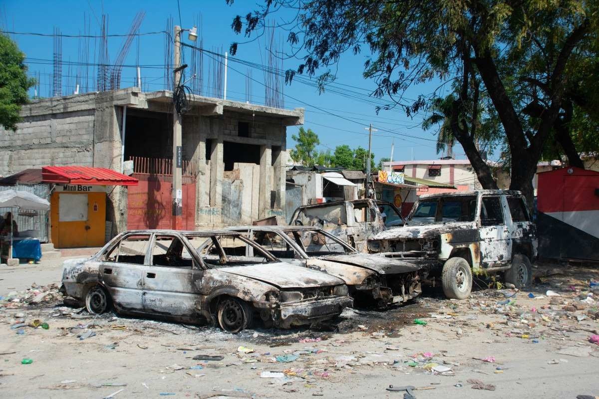  Veículos carbonizados permanecem estacionados enquanto a violência das gangues aumenta em Porto Príncipe