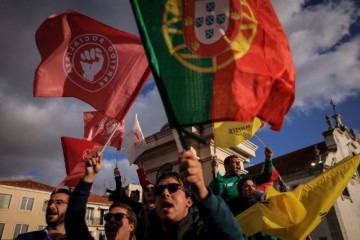 Simpatizante do Partido Socialista celebra a democracia durante as eleições de 10 de março, em Lisboa -  (crédito: Patricia de Melo Moreira/AFP)