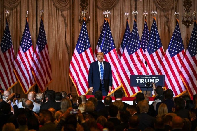  Former US President and 2024 presidential hopeful Donald Trump stands on stage during a Super Tuesday election night watch party at Mar-a-Lago Club in Palm Beach, Florida, on March 5, 2024. (Photo by Chandan Khanna / AFP)
       -  (crédito:  AFP)