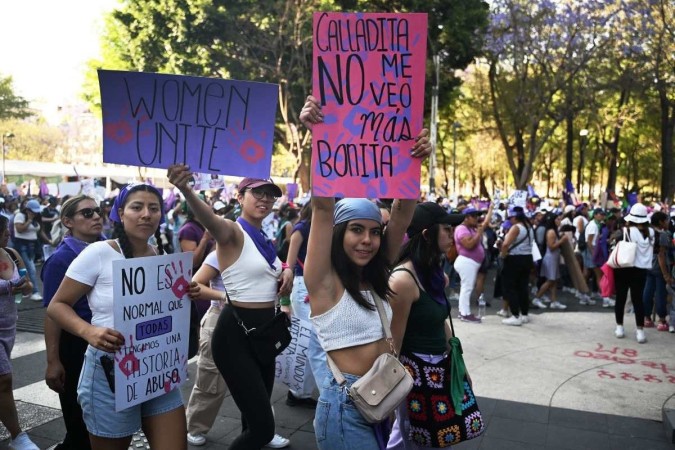Manifestantes durante um protesto para marcar o Dia Internacional da Mulher na Cidade do México. -  (crédito: CARL DE SOUZA / AFP)