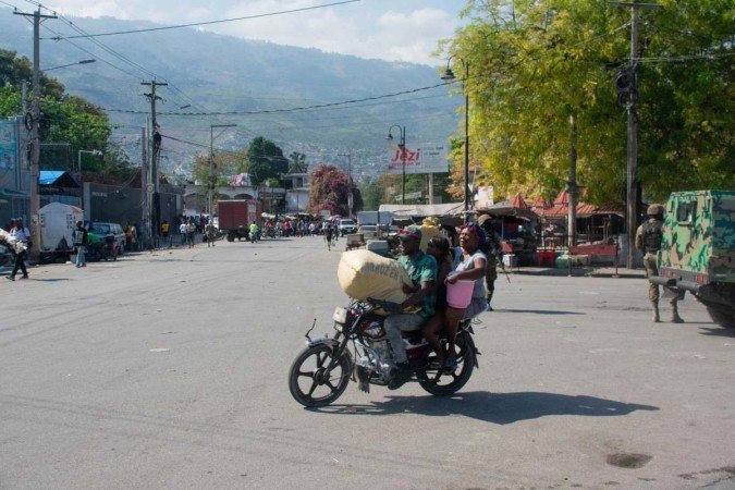 Das vítimas fatais, 63 eram moradores, incluindo 17 mulheres e 13 crianças - (crédito: CLARENS SIFFROY / AFP) Das vítimas fatais, 63 eram moradores, incluindo 17 mulheres e 13 crianças - (crédito: CLARENS SIFFROY / AFP)