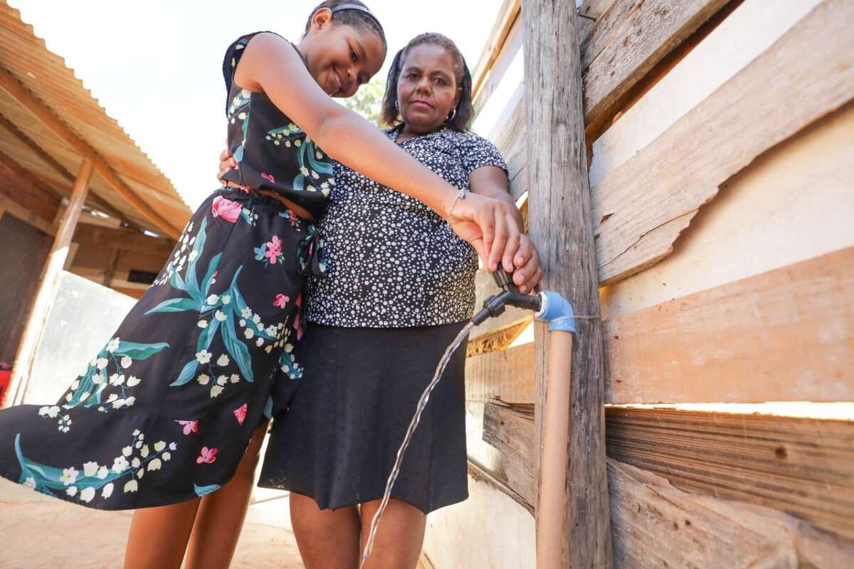 Moradores celebram a chegada de água tratada  -  (crédito: Renato Alves/Agência Brasília)