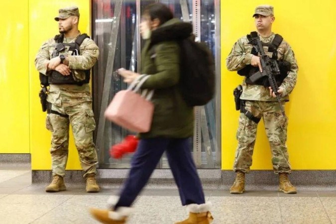 Membros da Guarda Nacional patrulham a Penn Station, em Nova York -  (crédito: AFP VIA GETTY IMAGES)