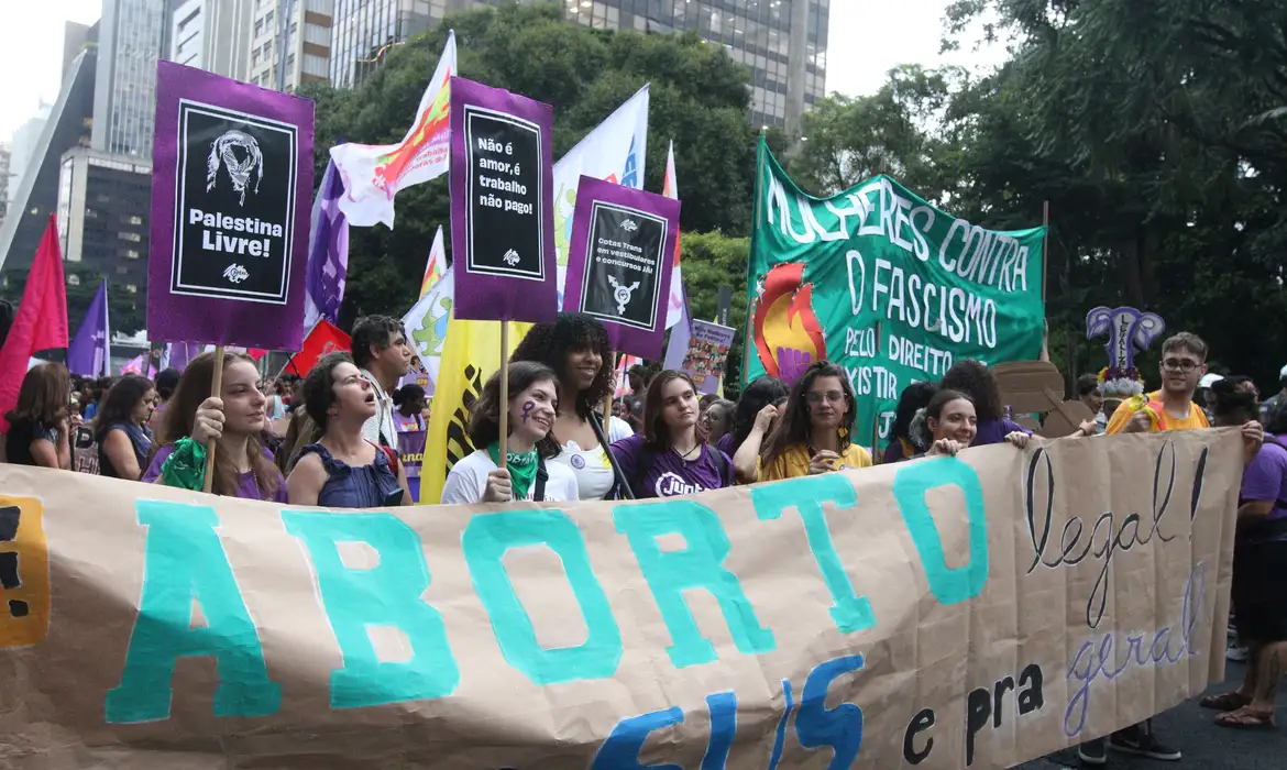 Na Paulista, marcha pede legalização do aborto e igualdade de gênero -  (crédito: EBC)