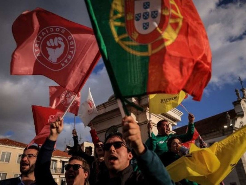 Simpatizante do Partido Socialista celebra a democracia durante as eleições de 10 de março, em Lisboa -  (crédito: Patricia de Melo Moreira/AFP)