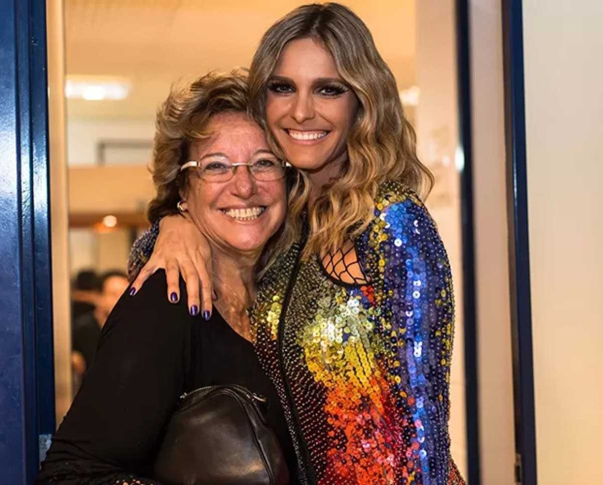 Fernanda Lima comunica morte da mãe por câncer no pâncreas