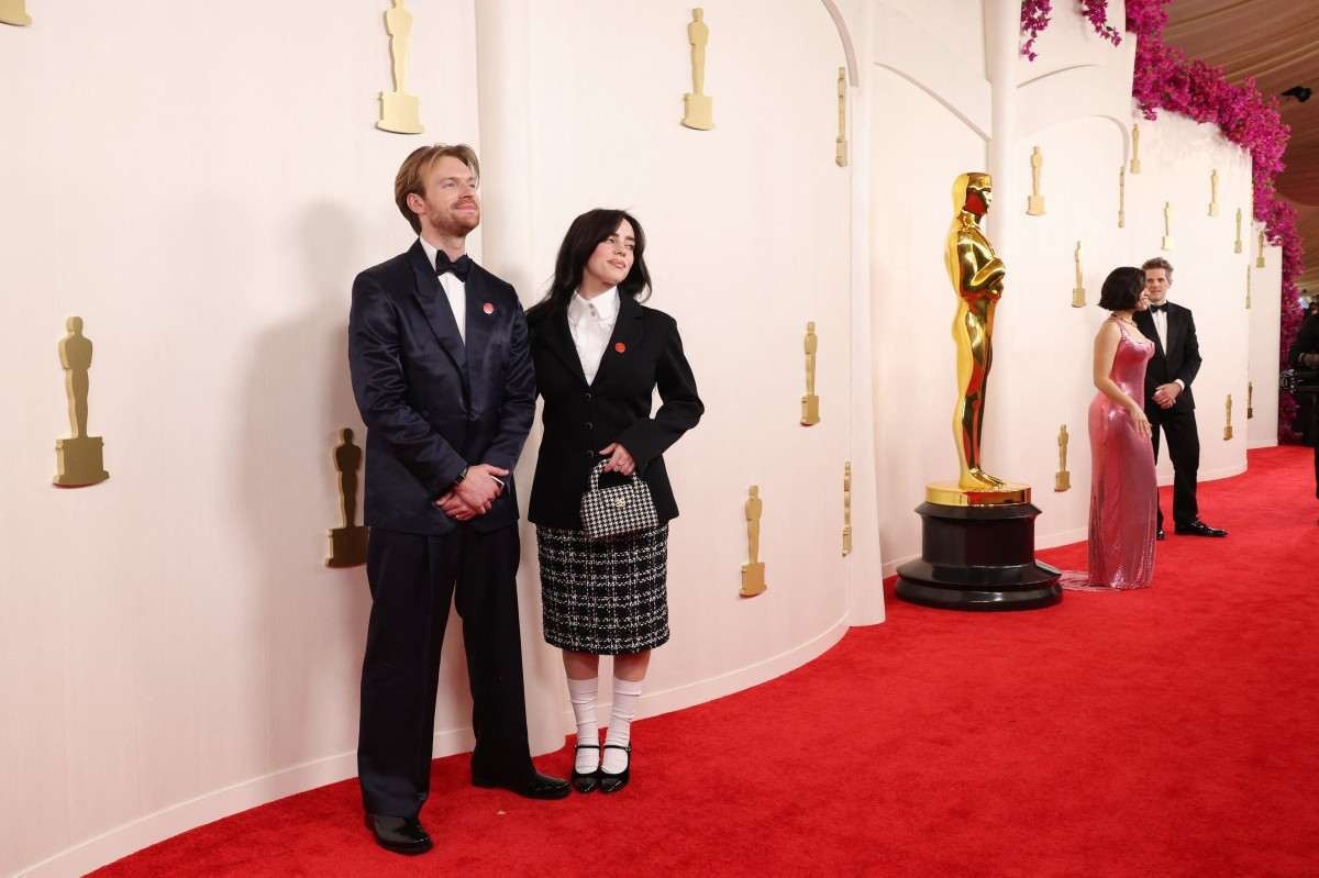  HOLLYWOOD, CALIFORNIA - MARCH 10: Billie Eilish and Finneas OConnell attend the 96th Annual Academy Awards on March 10, 2024 in Hollywood, California.   JC Olivera/Getty Images/AFP (Photo by JC Olivera / GETTY IMAGES NORTH AMERICA / Getty Images via AFP)       