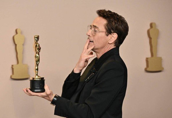  US actor Robert Downey Jr. poses in the press room with the Oscar for Best Actor in a Supporting Role for "Oppenheimer" during the 96th Annual Academy Awards at the Dolby Theatre in Hollywood, California on March 10, 2024. (Photo by Robyn BECK / AFP)       
