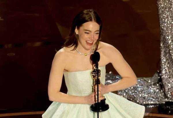  HOLLYWOOD, CALIFORNIA - MARCH 10: Emma Stone accepts the Best Actress in a Leading Role award for "Poor Things" onstage during the 96th Annual Academy Awards at Dolby Theatre on March 10, 2024 in Hollywood, California.   Kevin Winter/Getty Images/AFP (Photo by KEVIN WINTER / GETTY IMAGES NORTH AMERICA / Getty Images via AFP)       