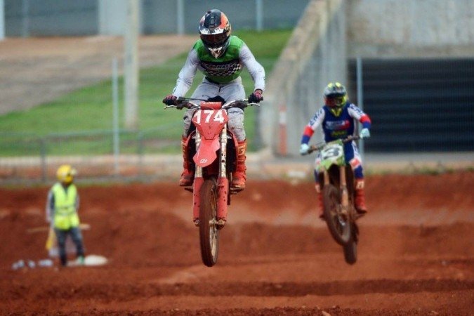 10/03/2024 Credito: Ed Alves/CB/DA.Press. Cidades. Campeonato Brasiliense de Motocross - Vencedor alexandre Galdino - Número 174