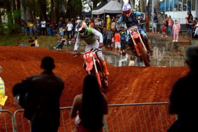  10/03/2024 Credito: Ed Alves/CB/DA.Press. Cidades. Campeonato Brasiliense de Motocross - Vencedor alexandre Galdino - NÃ?Âºmero 174