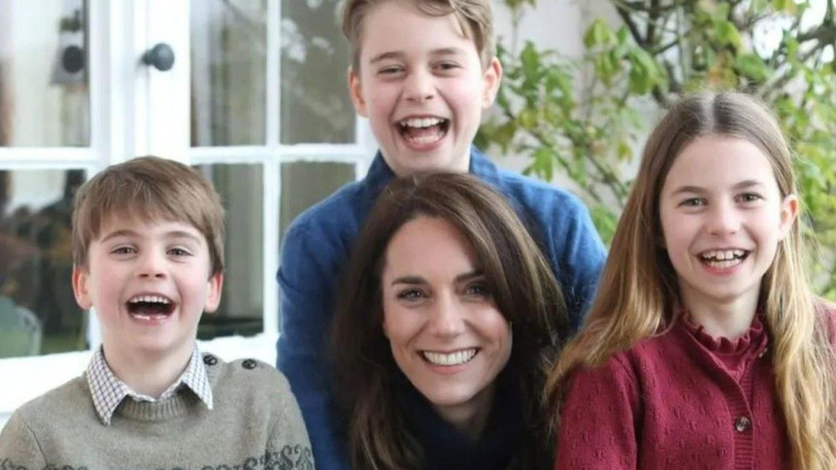 Na foto, Kate aparece sorridente com os três filhos -  (crédito: Príncipe de Gales)