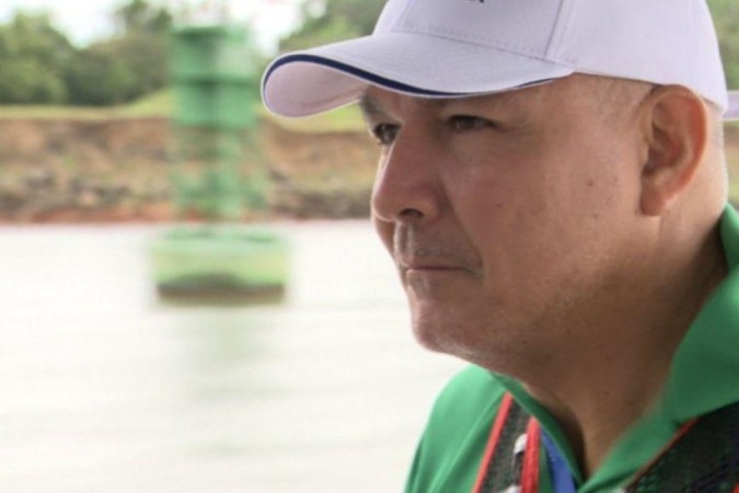 O hidrólogo da Autoridade do Canal do Panamá, Nelson Guerra, monitora o nível das águas do Lago Gatún -  (crédito: BBC)
