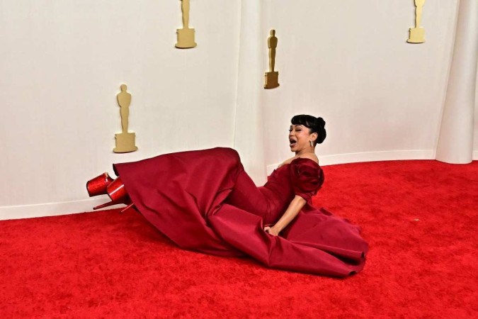 A atriz Liza Koshy, 27 anos, caiu durante o tapete vermelho do Oscar -  (crédito: Frederic J. Brown / AFP)