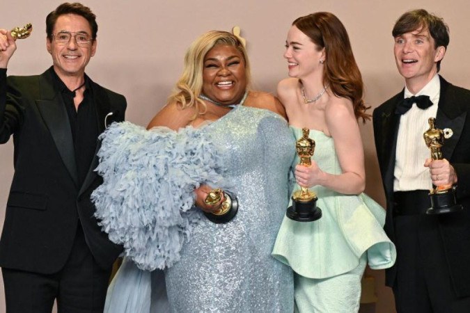 Robert Downey Jr., Da'Vine Hoy Randolph, Emma Stone e Cillian Murphy com suas respectivas estatuetas do Oscar -  (crédito: Getty Images)