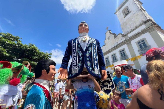 Gigante John Travolta na concentração do tradicional Desfile dos Bonecos Gigantes de Olinda, no carnaval de 2024. 