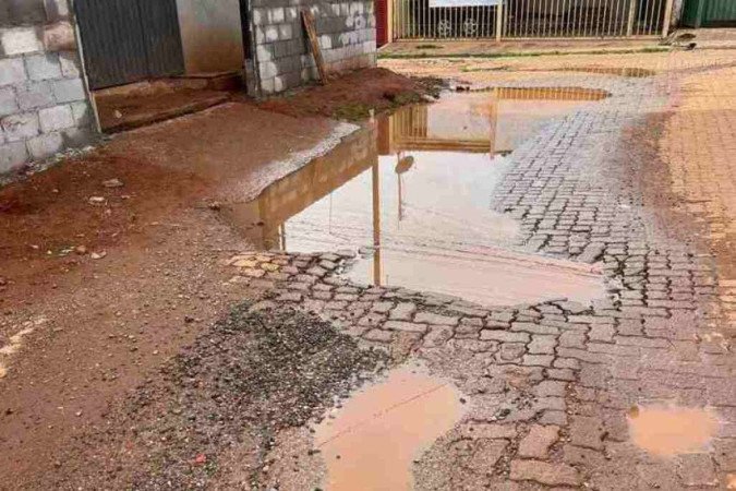 Na QNO 17, em Ceilândia, além do transtorno diário, moradores temem a dengue