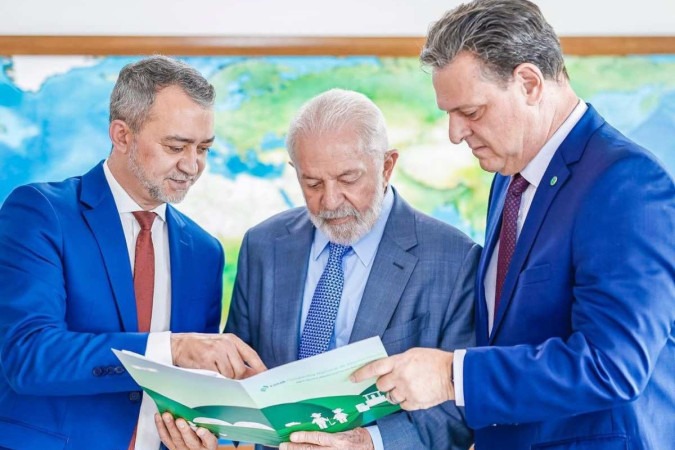 O presidente Lula se reuniu com o ministro da Agricultura, Carlos Fávaro, e com o presidente da Companhia Nacional de Abastecimento (Conab), Edegar Pretto, para discutir o preço dos alimentos -  (crédito: Ricardo Stuckert)