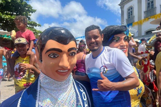 Boneco gigante do John Travolta ao lado do carregador Nelsinho Legítimo. 