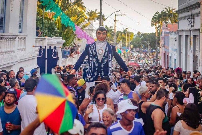 Gigante John Travolta nas ladeiras de Olinda durante o carnaval de 2024. 