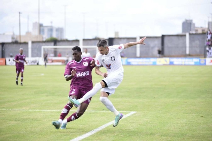 Um dos atletas investigados na Operação Fim de Jogo, o lateral Nathan tenta cortar tentativa de ataque do Ceilândia: partida está na mira do MPDFT, assim como confronto da Águia diante do Gama -  (crédito: Alan Rones/Ceilândia)