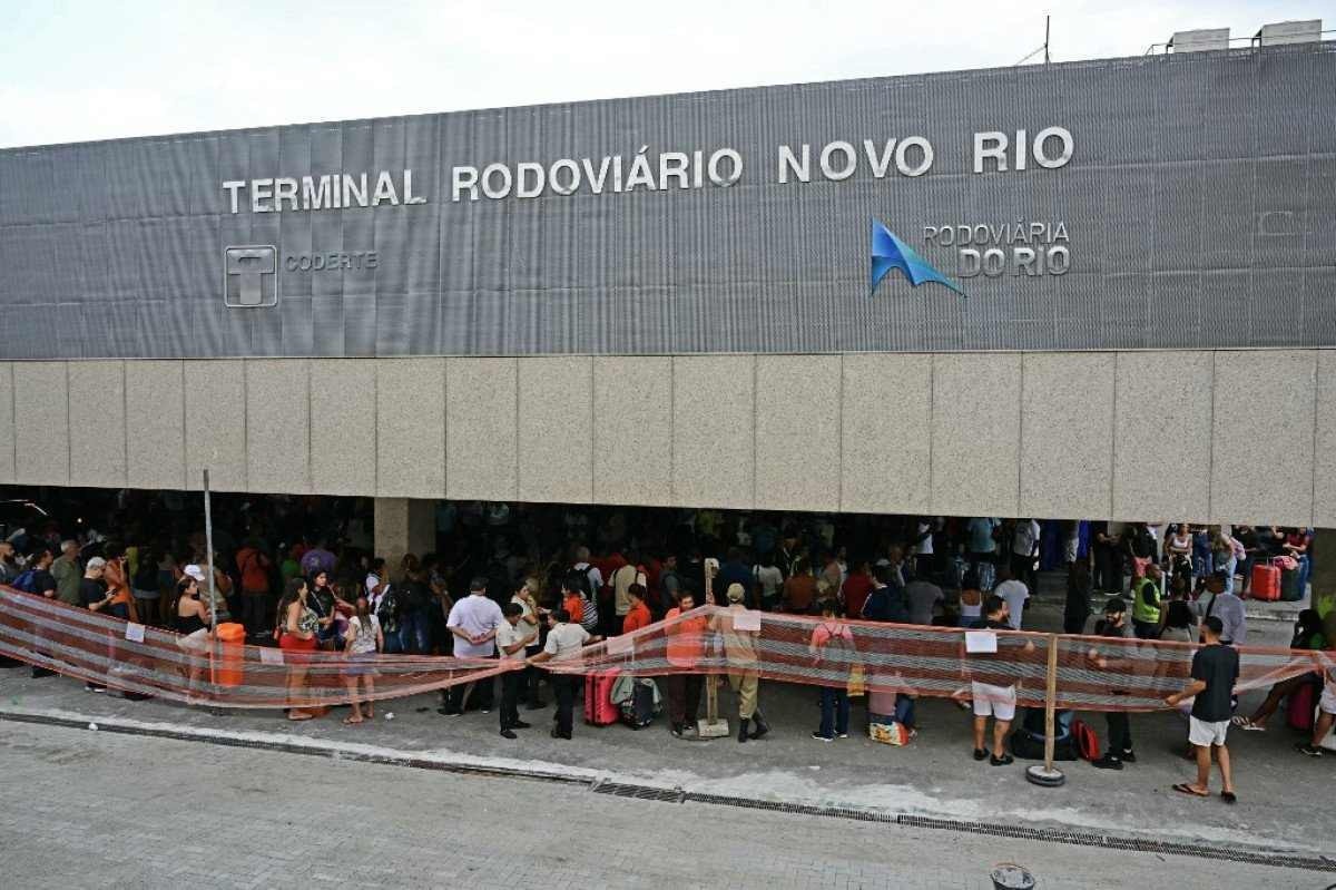Pessoas são evacuadas do lado de fora do terminal de ônibus Novo Rio depois que um homem armado mantém passageiros como reféns no Rio de Janeiro      