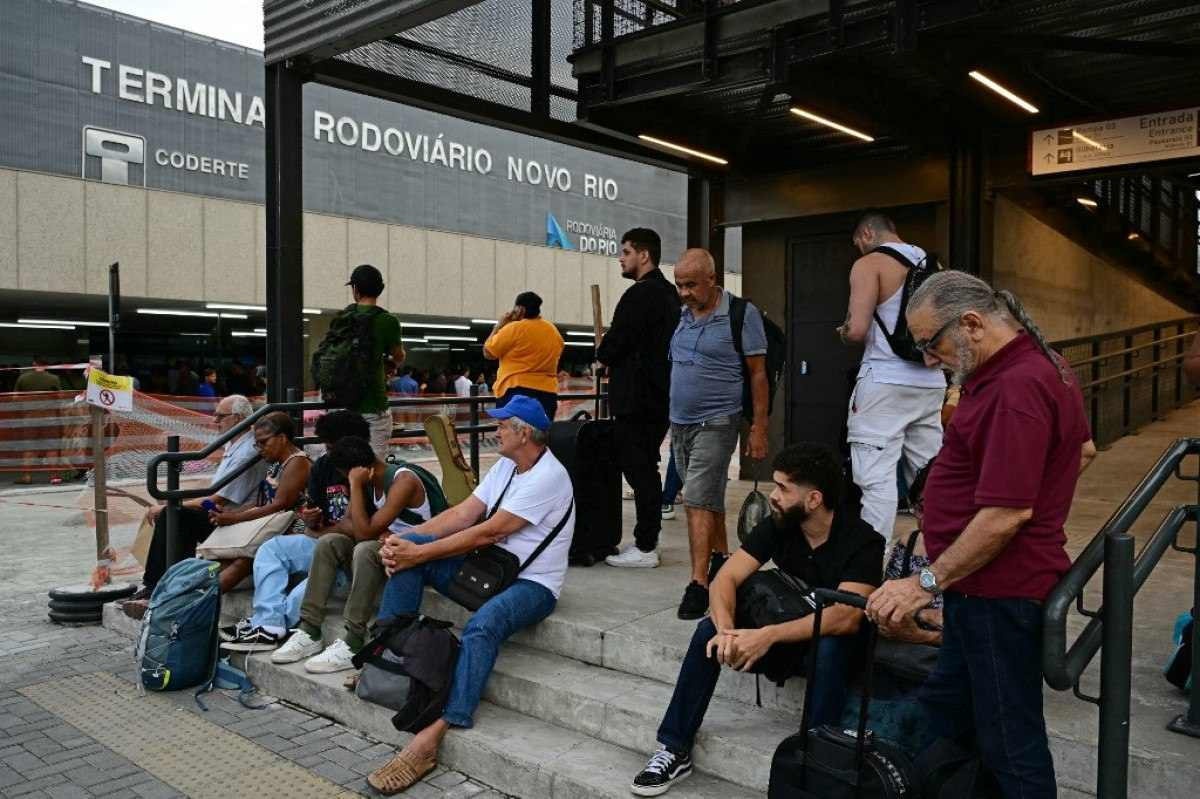 Pessoas são evacuadas do lado de fora do terminal de ônibus Novo Rio depois que um homem armado mantém passageiros como reféns no Rio de Janeiro      