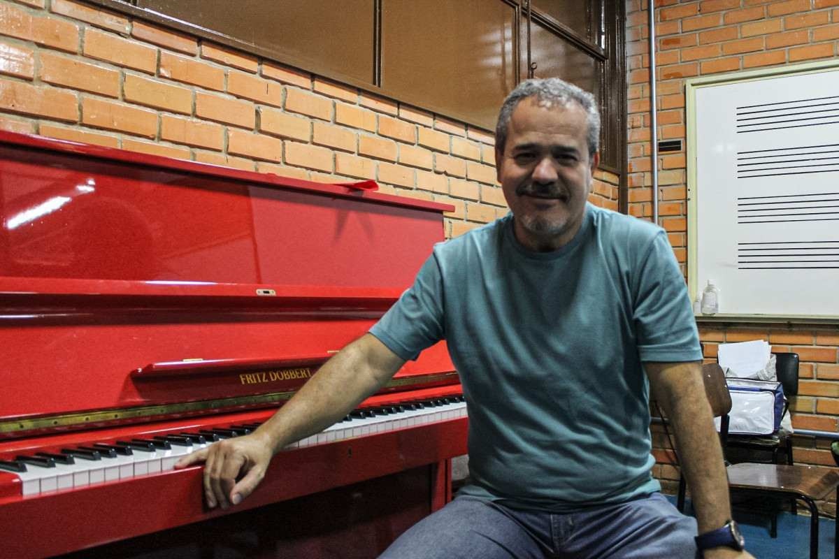 Éder Camúzis foi aluno do maestro Levino no Madrigal de Brasília, em 1990