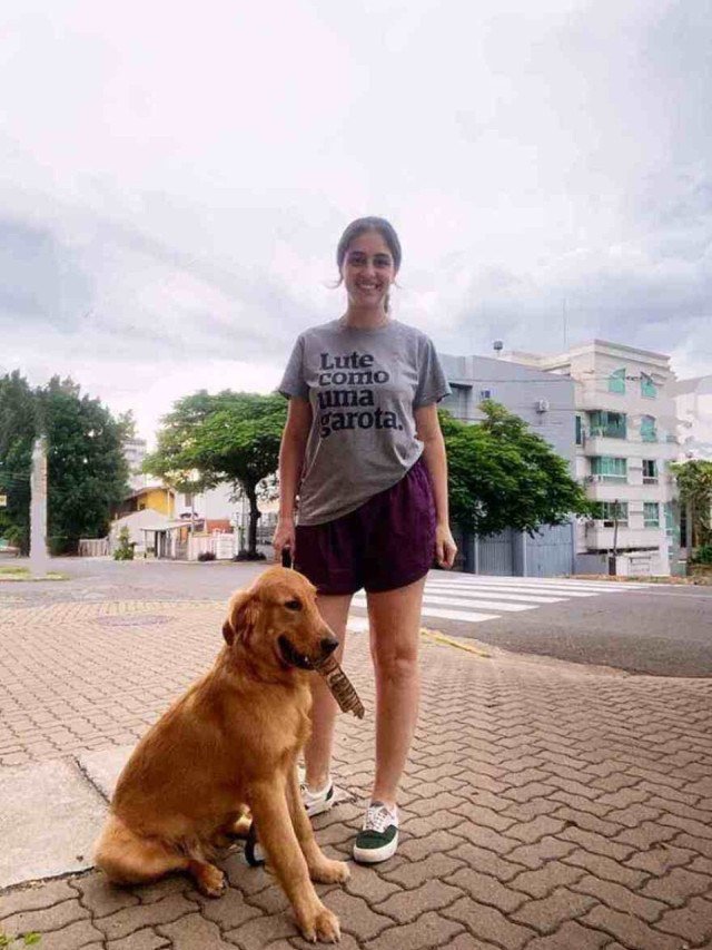 O golden retriever Marvin com sua dona, Letícia Fagundes. 