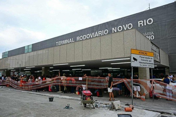 Pessoas são evacuadas do lado de fora do terminal de ônibus Novo Rio depois que um homem armado mantém passageiros como reféns no Rio de Janeiro.      