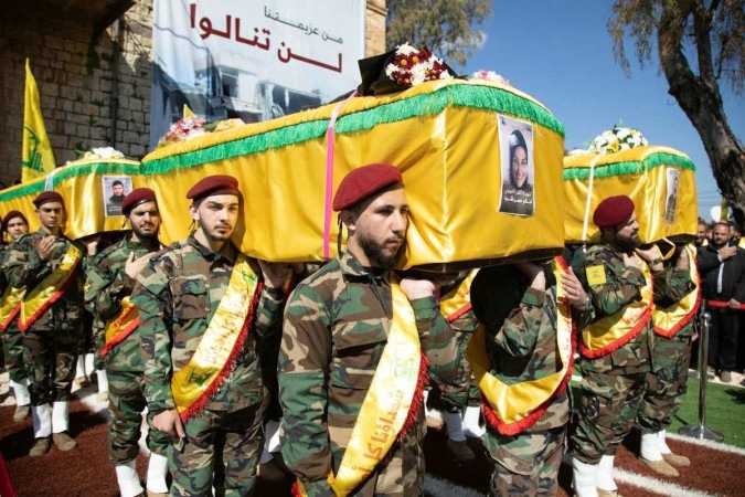 Membros do Hezbollah participam do funeral de quatro membros de uma família mortos em um ataque aéreo israelense no sul do Líbano       -  (crédito: Hassan FNEICH / AFP)