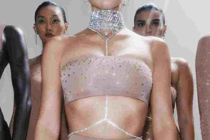 O acessório pode ser combinado com tops e croppeds