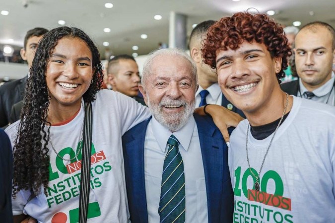 Lula com alunos de institutos: investimento previsto nas novas unidades é de R$ 3,9 bilhões -  (crédito: Ricardo Stuckert/PR)