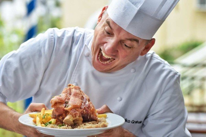O chef alemão Heiko Grabolle, do Biergarten Pomerânia, recriou a receita do tradicional joelho de porco