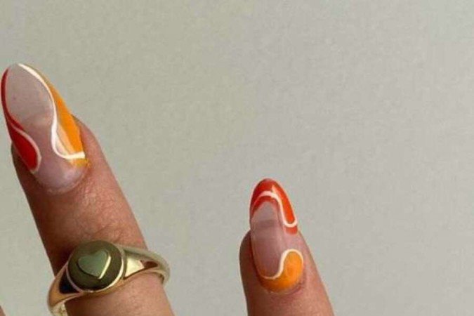 Os anéis também são coringas na composição do look. Delicados, podem ser combinados com pulseiras e colares