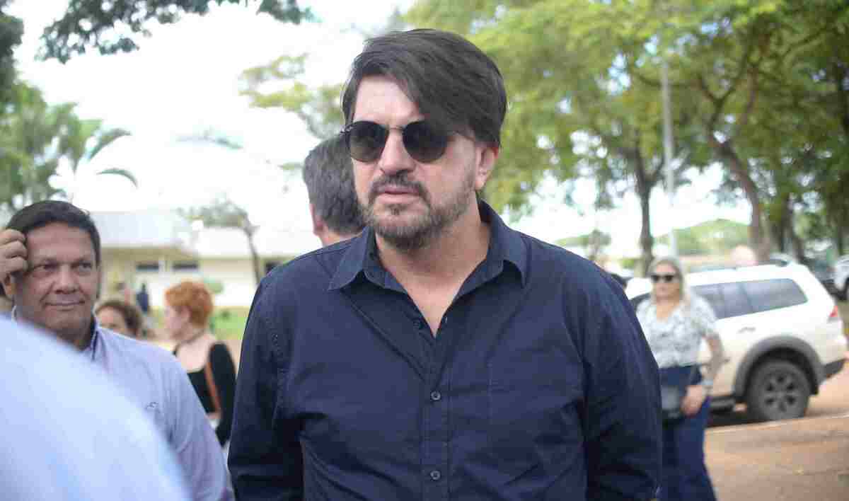 Secretário de Cultura, Claudio Abrantes, no velório do jornalista e cronista Paulo Pestana