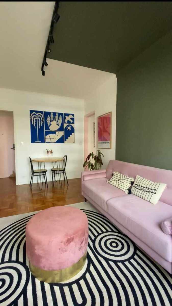 Cores podem transitar entre as paredes e o teto, garantindo originalidade e criatividade. Outra aposta são tapetes divertidos e diferentes, que levam um charme a mais para a decoração