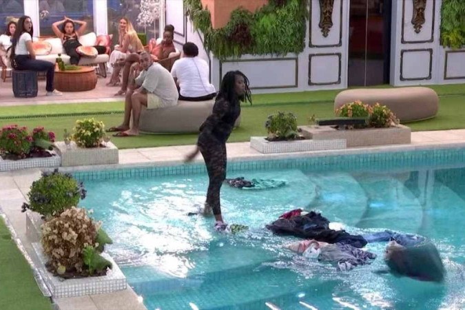 Leidy joga roupas de Davi na piscina após discussão -  (crédito: Reprodução/Globo)