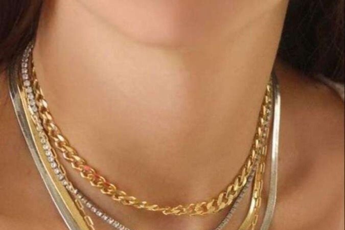 O mix de colares prateados e dourados gera uma combinação divertida e sofisticada