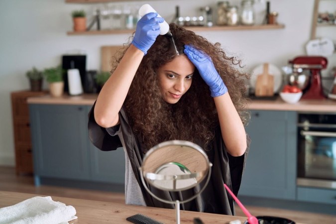 Para pintar o cabelo em casa é preciso ter alguns cuidados (Imagem: gpointstudio | Shutterstock) -  (crédito: EdiCase - Beleza -> Revista)