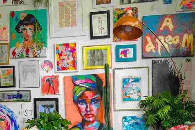 Grandes paredes podem ser a oportunidade de criar decorações originais com quadros, fotografias, pintura, esculturas e variados objetos
