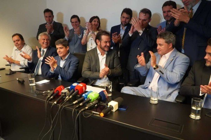Antônio Rueda (sentado ao centro) foi eleito por unanimidade presidente do União Brasil em 29 de fevereiro - (crédito: Divulgação) Antônio Rueda (sentado ao centro) foi eleito por unanimidade presidente do União Brasil em 29 de fevereiro - (crédito: Divulgação)