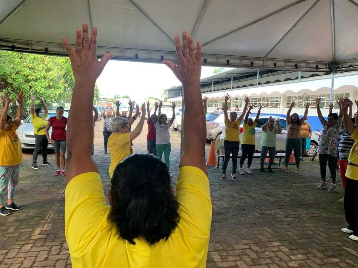 Idosos participando de danças e dinâmicas da capoterapia nesta terça-feira (12/3) na UBS 2 de Santa Maria 