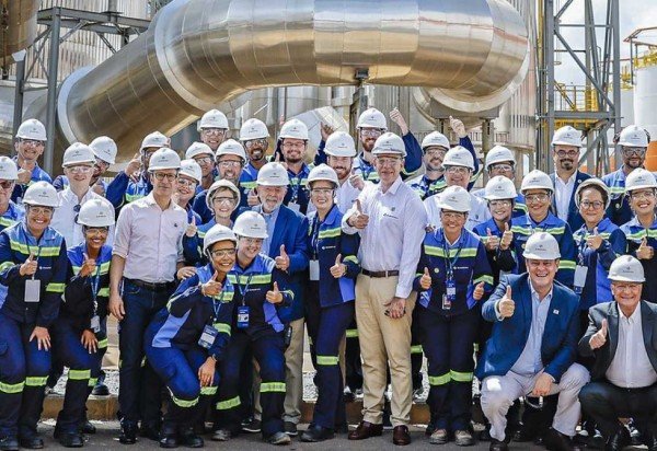 Presidente Lula posa para foto com funcionários da EuroChemm durante visita à área industrial do Complexo Mineroindustrial de Serra do Salitre (MG)    